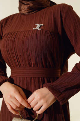 Bilekleri Lastikli Kuşaklı Elbise Kahve - Tesettür Elbise