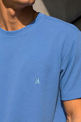 Bisiklet Yaka Göğüs Armalı Erkek T-shirt İndigo - Erkek T-shirt
