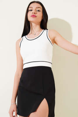 Biye Detaylı Askılı Kaşkorse Crop Beyaz 