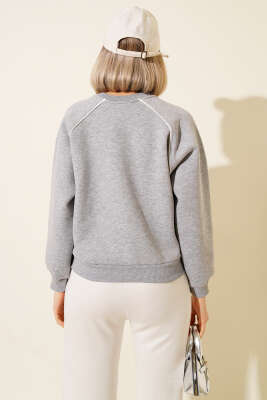 Biye Detaylı Baskılı Üç İplik Sweatshirt Gri - Kadın Giyim Modelleri
