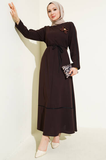 Biye Detaylı Çiçek Aksesuarlı Elbise Acı Kahve - Elbise
