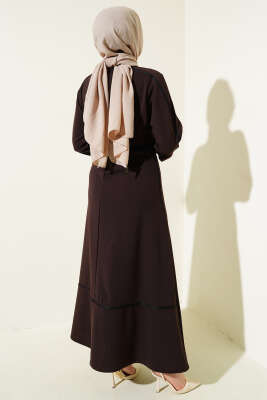 Biye Detaylı Çiçek Aksesuarlı Elbise Acı Kahve - Tesettür Elbise