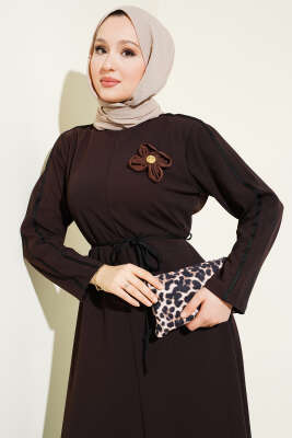 Biye Detaylı Çiçek Aksesuarlı Elbise Acı Kahve - Tesettür Elbise