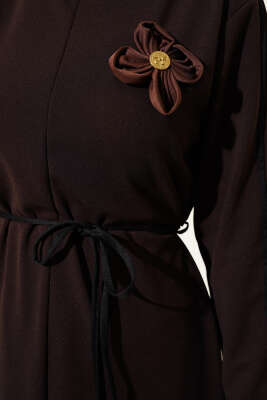 Biye Detaylı Çiçek Aksesuarlı Elbise Acı Kahve - Tesettür Elbise