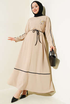 Biye Detaylı Çiçek Aksesuarlı Elbise Bej - Tesettür Elbise