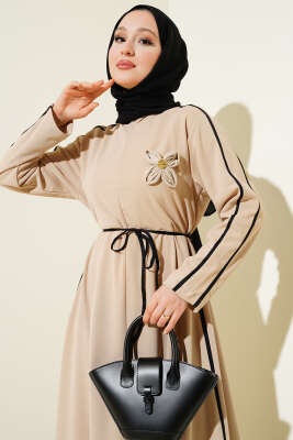 Biye Detaylı Çiçek Aksesuarlı Elbise Bej - Tesettür Elbise