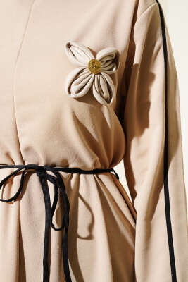 Biye Detaylı Çiçek Aksesuarlı Elbise Bej - Tesettür Elbise