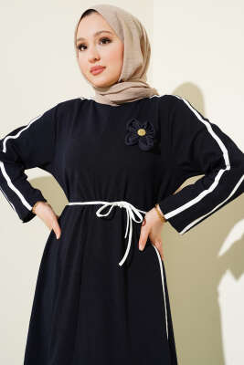 Biye Detaylı Çiçek Aksesuarlı Elbise Lacivert - Tesettür Elbise