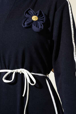 Biye Detaylı Çiçek Aksesuarlı Elbise Lacivert - Tesettür Elbise