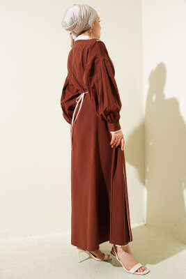 Biye Detaylı Gül Kuşaklı Poplin Elbise Kahve - Tesettür Elbise