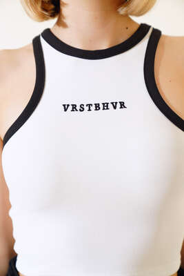 Biyeli Önü Nakışlı Crop Beyaz - Kadın Giyim Modelleri