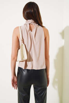 Boğazlı Kolsuz Sandy Bluz Bej - Kadın Giyim Modelleri