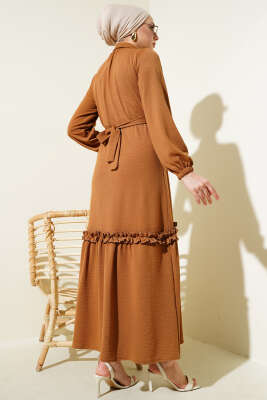 Boydan Düğmeli Fırfır Volanlı Elbise Taba - Tesettür Elbise