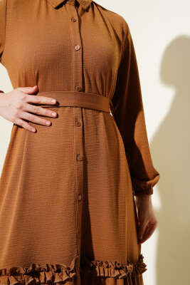 Boydan Düğmeli Fırfır Volanlı Elbise Taba - Tesettür Elbise