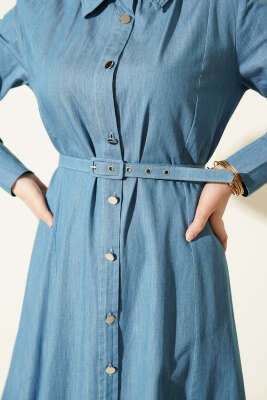 Boydan Metal Düğmeli Kemerli Kot Elbise Açık Mavi - Elbise
