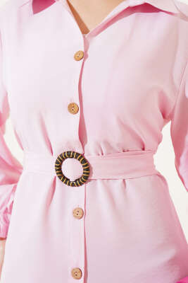 Boydan Tahta Düğmeli Kuşaklı Tensel Elbise Pembe - Tesettür Elbise