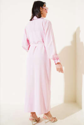 Boydan Tahta Düğmeli Kuşaklı Tensel Elbise Pembe - Tesettür Elbise