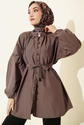 Brit Düğmeli Hakim Yaka Poplin Gömlek Vizon - NEVA MODA