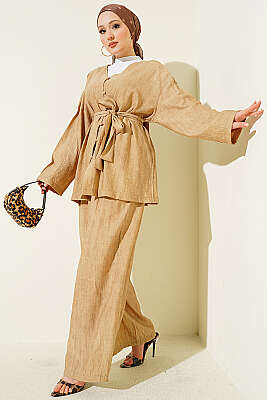 Brit Düğmeli Kuşaklı İkili Takım Latte - VAV TEKSTİL