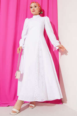 Brode Detaylı Bilek Bağcıklı Elbise Beyaz