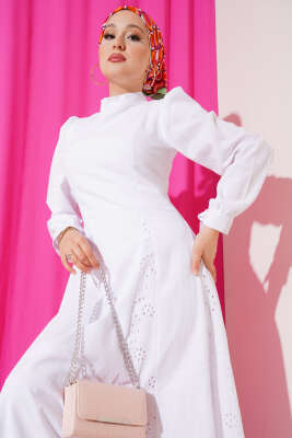 Brode Detaylı Bilek Bağcıklı Elbise Beyaz - Tesettür Elbise