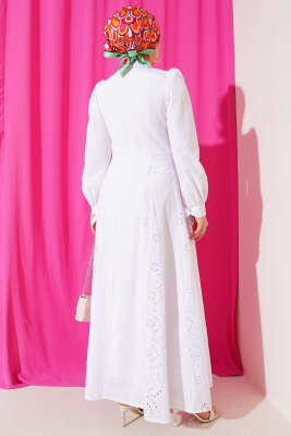 Brode Detaylı Bilek Bağcıklı Elbise Beyaz - Tesettür Elbise