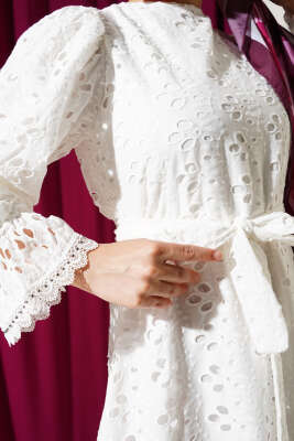 Brodeli Kuşaklı Elbise Beyaz - Tesettür Elbise