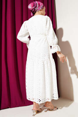 Brodeli Kuşaklı Elbise Beyaz - Tesettür Elbise