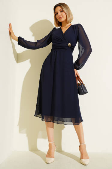 Bronş Detaylı V Yaka Elbise Lacivert - Kadın Giyim Modelleri