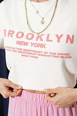 Brooklyn Baskılı Loyşa T-shirt Ekru - Kadın Giyim Modelleri