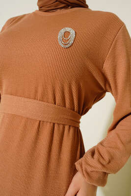 Broş Detaylı Burgu Fitilli Elbise Camel - Tesettür Elbise