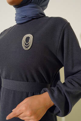 Broş Detaylı Burgu Fitilli Elbise Füme - Tesettür Elbise