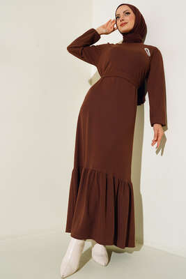 Broş Detaylı Burgu Fitilli Elbise Kahve 