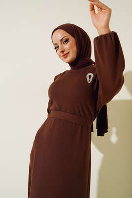 Broş Detaylı Burgu Fitilli Elbise Kahve - Tesettür Elbise