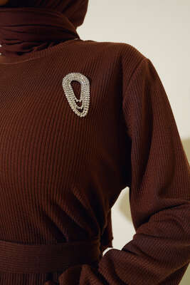 Broş Detaylı Burgu Fitilli Elbise Kahve - Tesettür Elbise