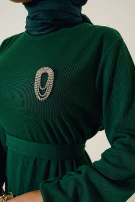 Broş Detaylı Burgu Fitilli Elbise Yeşil - Tesettür Elbise