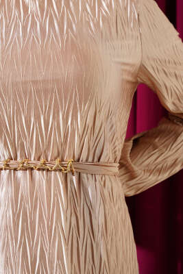 Büzgü Piliseli Kuşaklı Elbise Bej - Tesettür Elbise