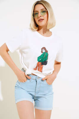 Çantalı Kız Baskılı T-shirt Ekru - Kadın Giyim Modelleri