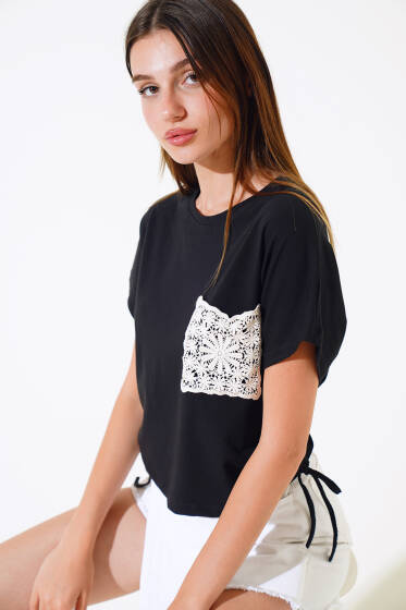 Cep Dantelli Yandan Bağlamalı T-shirt Siyah - Yeni Giyim