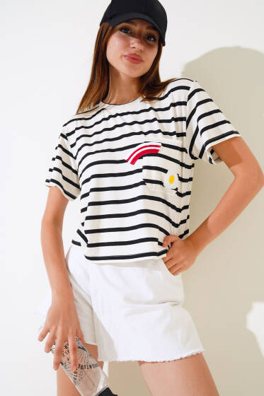 Cep İşlemeli Çizgili T-shirt Ekru - Yeni Giyim