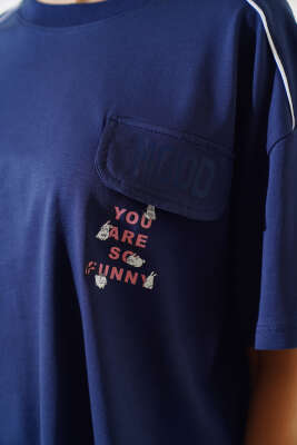 Cep Kapaklı Baskılı T-shirt Lacivert - Kadın Giyim Modelleri