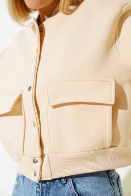 Cep Kapaklı Çıtçıt Düğmeli Kısa Ceket Bej - Kadın Giyim Modelleri