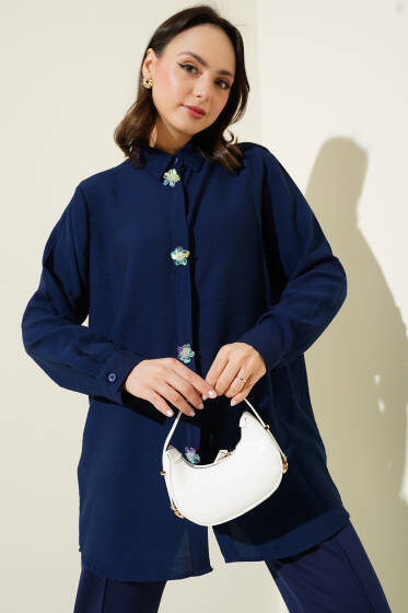 Çiçek Aksesuarlı Gizli Düğmeli Gömlek Lacivert - Gömlek
