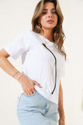 Çiçek Aksesuarlı T-Shirt Beyaz 