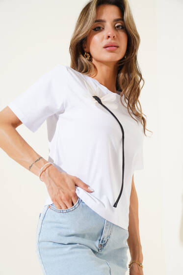 Çiçek Aksesuarlı T-Shirt Beyaz - Kadın Giyim Modelleri