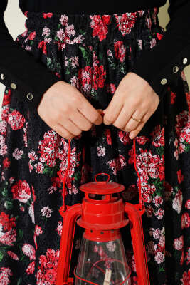 Çiçek Baskılı Güpürlü Etek Siyah Kırmızı - Etek