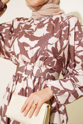 Çiçek Desen Kemerli Bürümcük Elbise Kestane - Tesettür Elbise