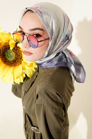 Çiçek Desen Twill Eşarp Kayrak Grisi - Başörtüsü