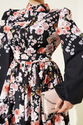 Çiçek Desenli Kuşaklı Elbise Siyah - Tesettür Elbise