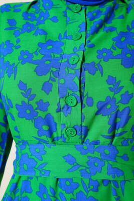 Çiçek Desenli Kuşaklı Yakası Düğmeli Elbise - Tesettür Elbise